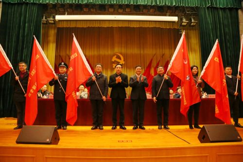 四百建設(shè)者奮戰(zhàn)軍運(yùn)會(huì)主場(chǎng)館(圖5)